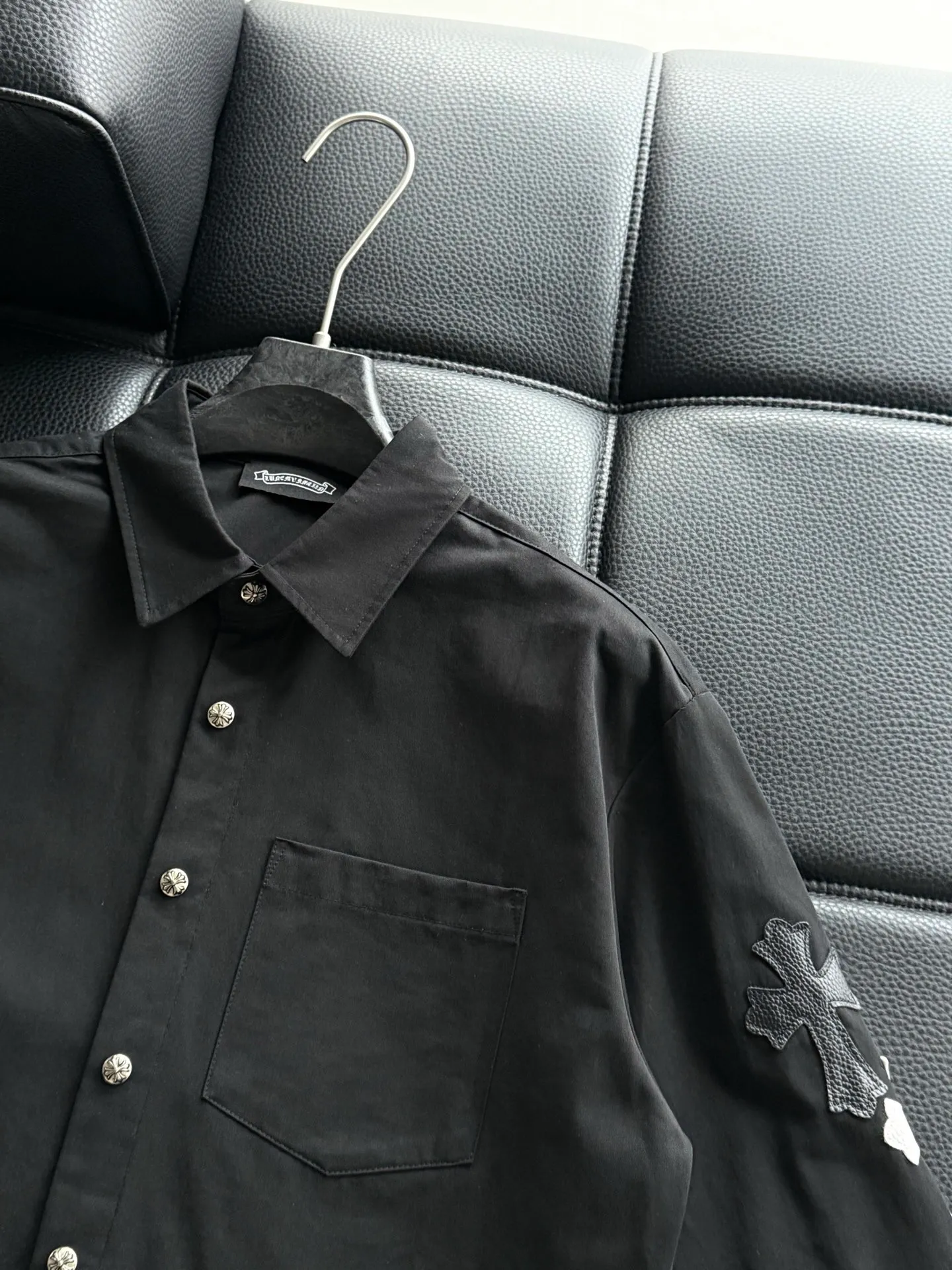 P510 Chrome Hearts leather cross leather embroidery shirt jacket! OS version can be worn by both men and women! The fabric is made of twill gauze cotton fabric! The texture is clear and smooth, not easy to wrinkle or fade! The embroidery process is complex and repetitive, and the requirements for the embroidery machine are very strict. The distance is always 45 centimeters! It won’t work if the spacing is too big, and it won’t work if it’s too small! The hardware is all carved and cast. This piece of clothing consumes a lot of material. More than 3 meters of material is used for one piece of clothing! After the garment is made, it needs to be fixed at high temperature, washed at a water temperature of more than 70 degrees, and softened by adding softener to make the upper body softer and smoother!   Color: black white Size: m-3xl Style number: 5879➕3731